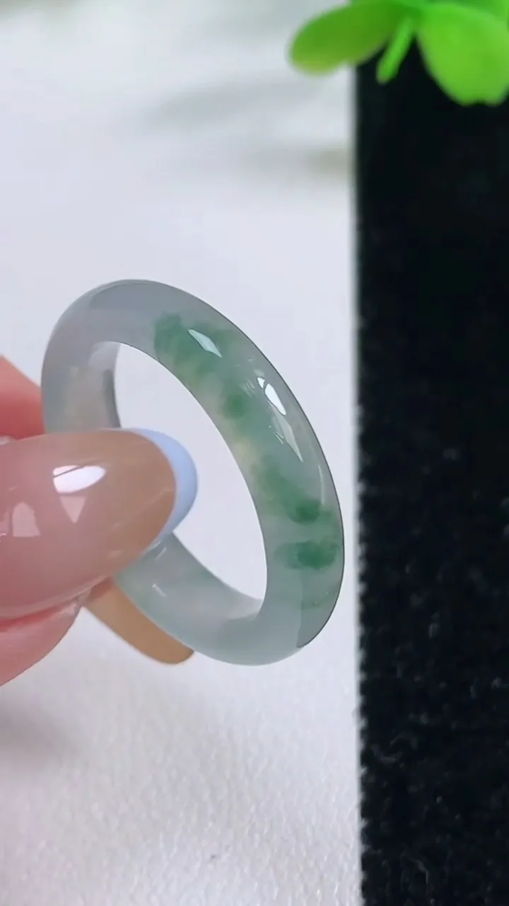 天然A货翡翠冰种飘花指环戒指，尺寸19.7-4.9-3.4，重量:3.84g2025年11月2日
工厂直销收藏佳品,种好水足，色泽均匀，有种有色，上手高大气！