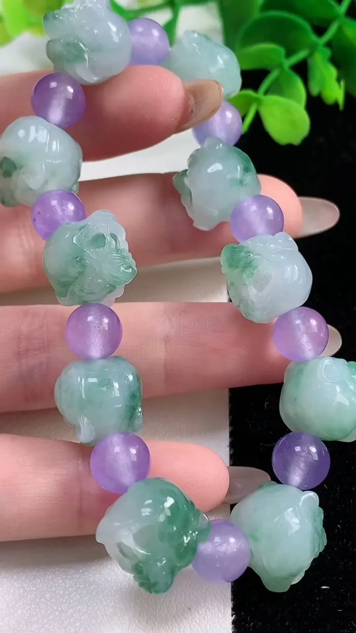 天然A货翡翠种飘花狼头手串，尺寸12.6-12-12.3-10颗，重量:42.01g11月2日
工厂