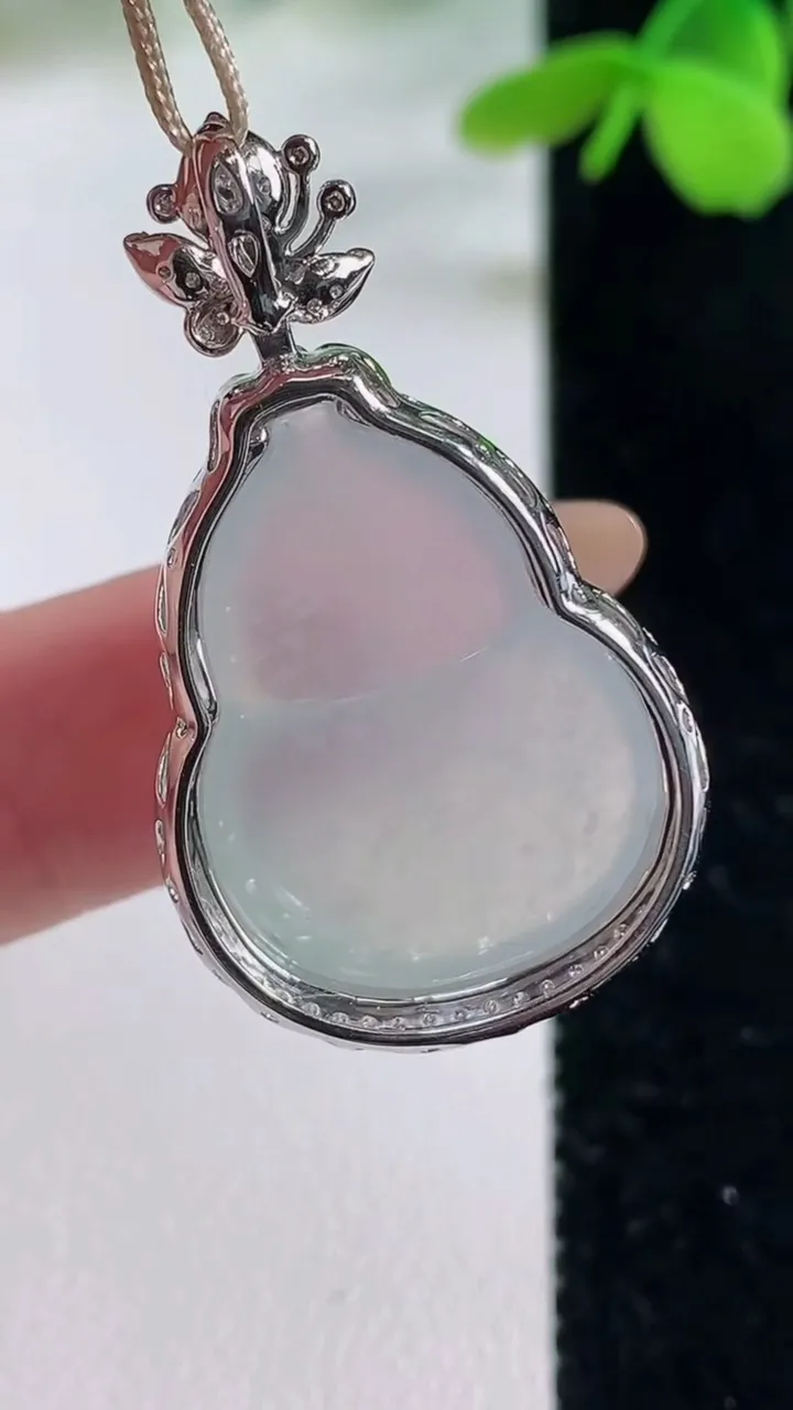 天然A货翡翠种白冰葫芦吊坠，尺寸35.7-21-9.8，裸石23.7-17.8重量:6.69g
11月2日