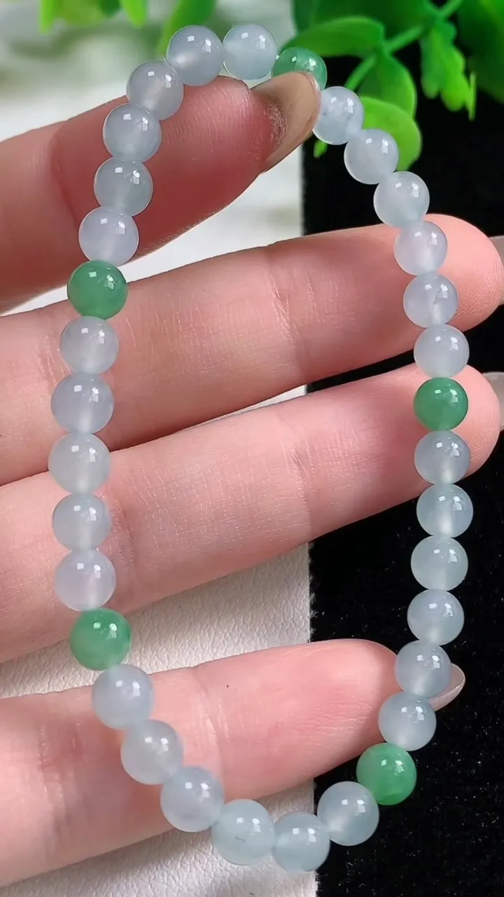 天然A货翡翠圆珠手串，尺寸5.2-34颗，重量:8.81g11月2日
工厂直销收藏佳品,种好水足，色泽均匀，有种有色，上手高大气！