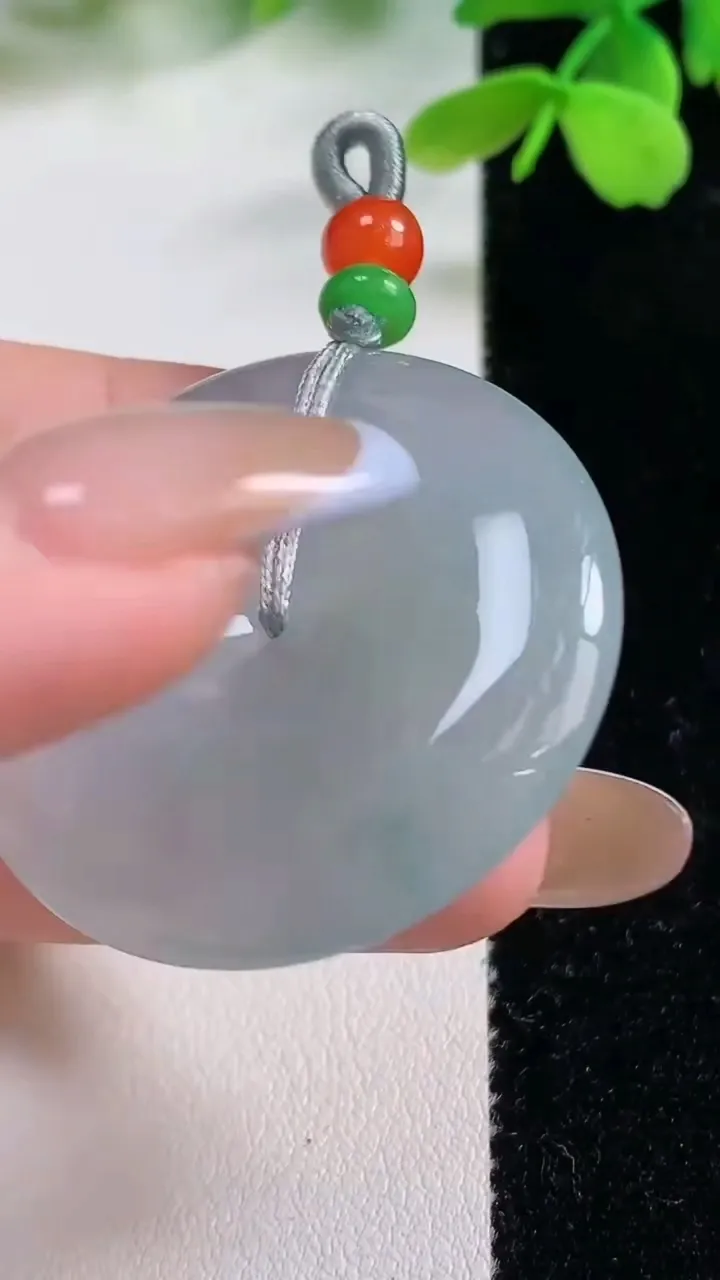 天然A货翡翠冰种飘花平安扣吊坠，尺寸36.3-6.9，重量:21.11g
11月2日