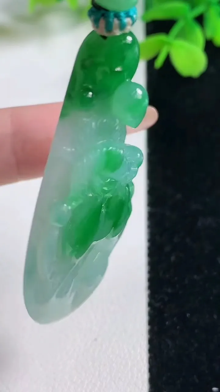 天然A货翡翠生肖羊吊坠，尺寸53.7-28-8.3，重量:21.41g
11月2日