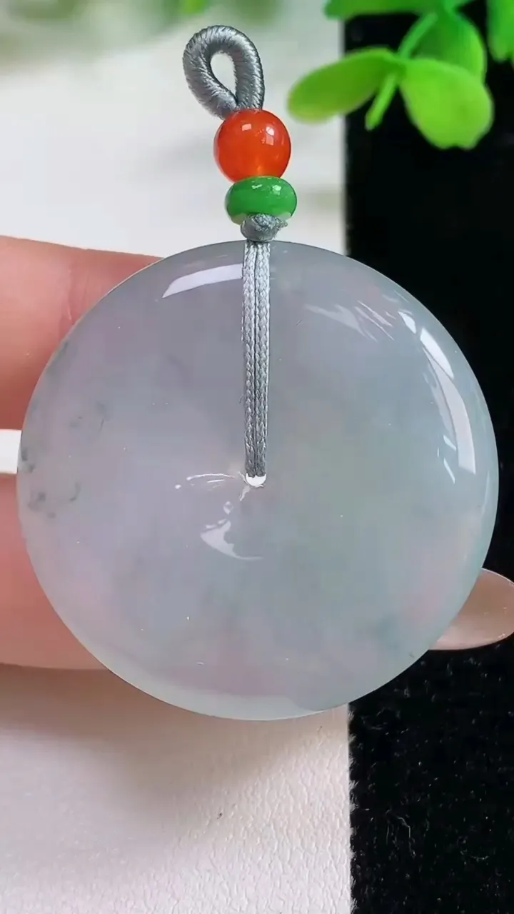 天然A货翡翠冰种飘花平安扣吊坠，尺寸36.3-6.9，重量:21.11g
11月2日