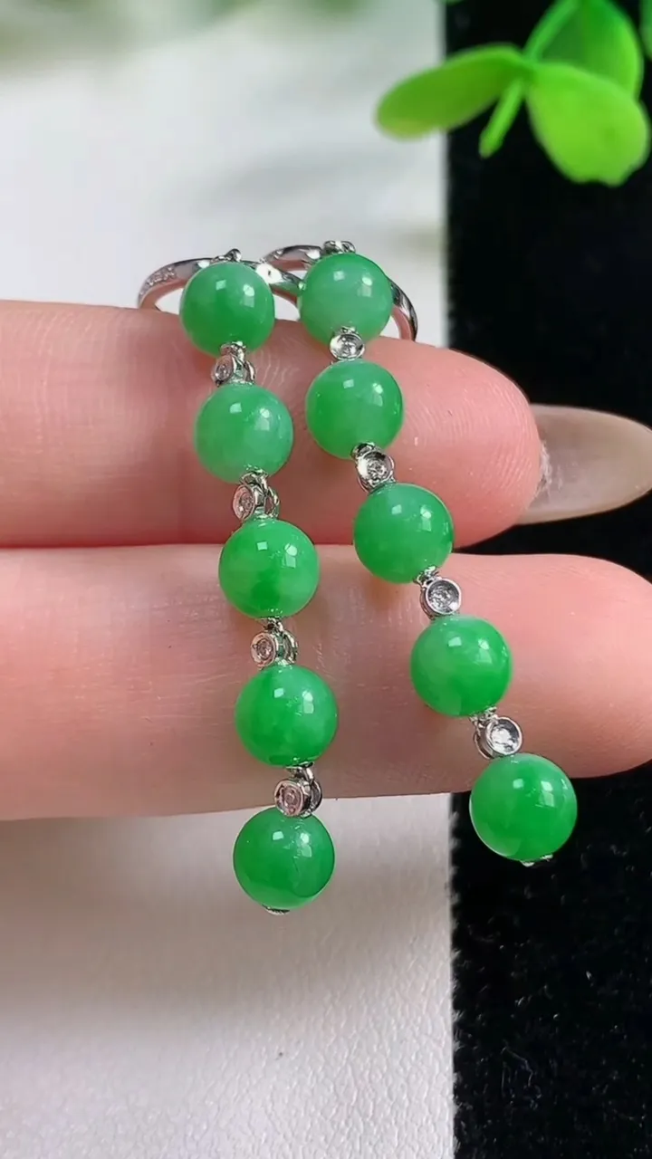 天然A货翡翠圆珠耳坠，尺寸5.7，重量:5.24g11月2日
工厂直销收藏佳品,种好水足，色泽均匀，