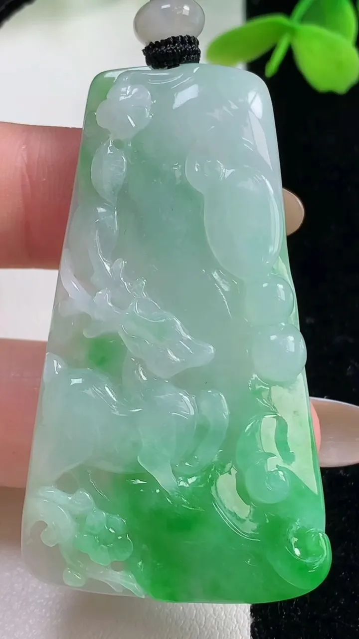 天然A货翡翠梅花鹿吊坠，尺寸55-30.5-6.2，重量:28.33g
11月2日