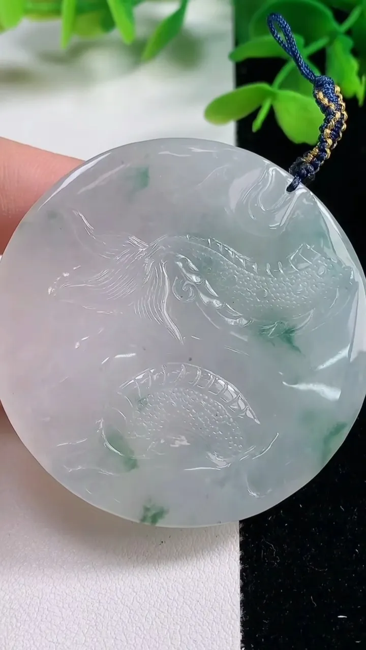 天然A货翡翠冰种飘花龙牌吊坠，尺寸52.8-10.2，重量:54.25g
11月2日