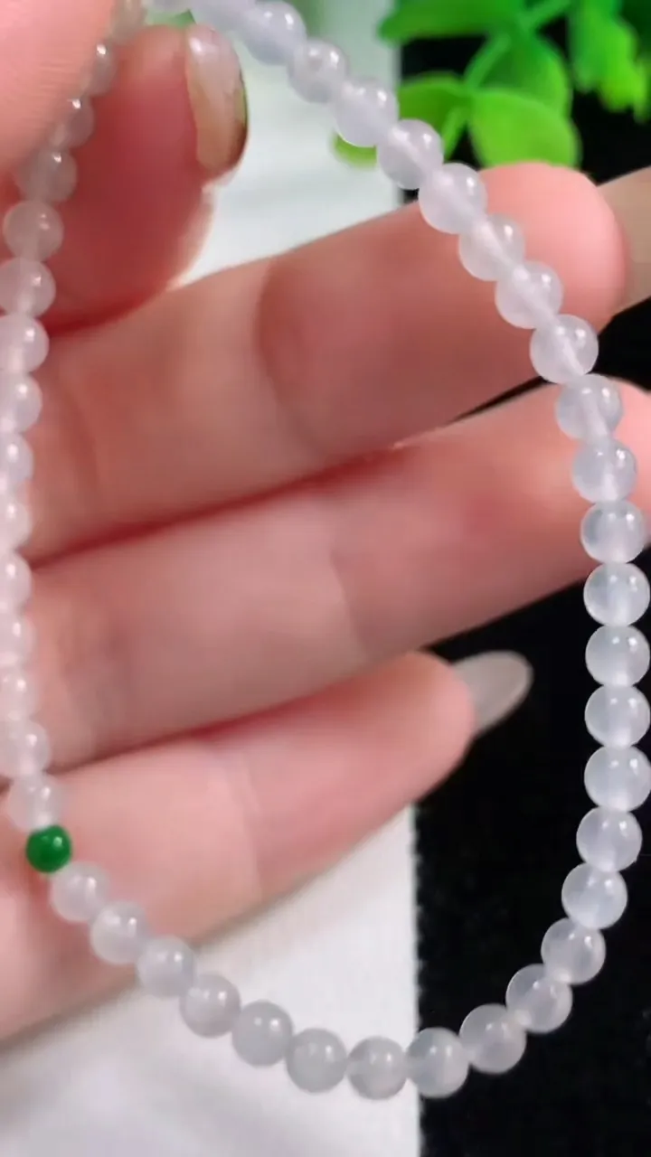 天然A货翡翠种白冰圆珠小米珠手串，尺寸3.8-45颗，重量:4.47g11月2日
工厂直销收藏佳品,种好水足，色泽均匀，有种有色，上手高大气！