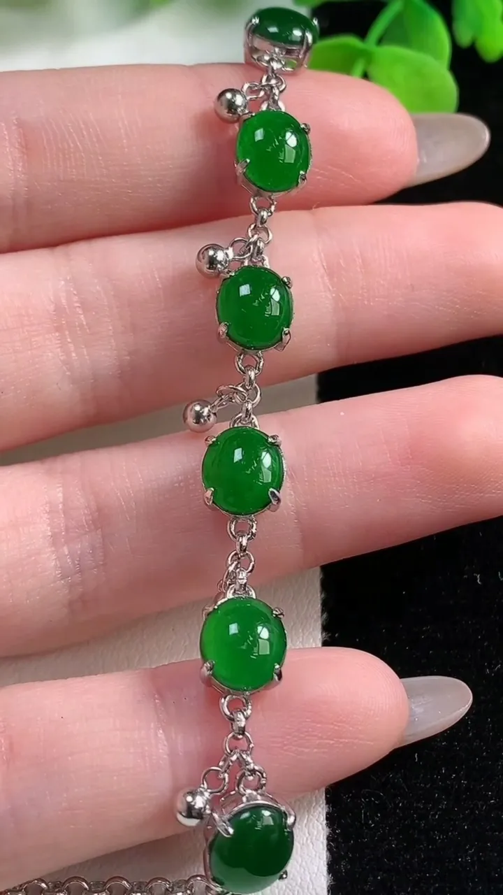 天然A货翡翠蛋面项链，尺寸7.9-6.6，重量:4.92g11月2日
工厂直销收藏佳品,种好水足，色