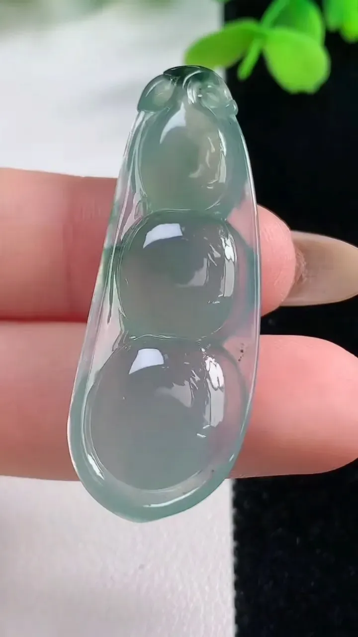 天然A货翡翠福豆吊坠，尺寸43-16-5.3，重量:6.01g
11月2日