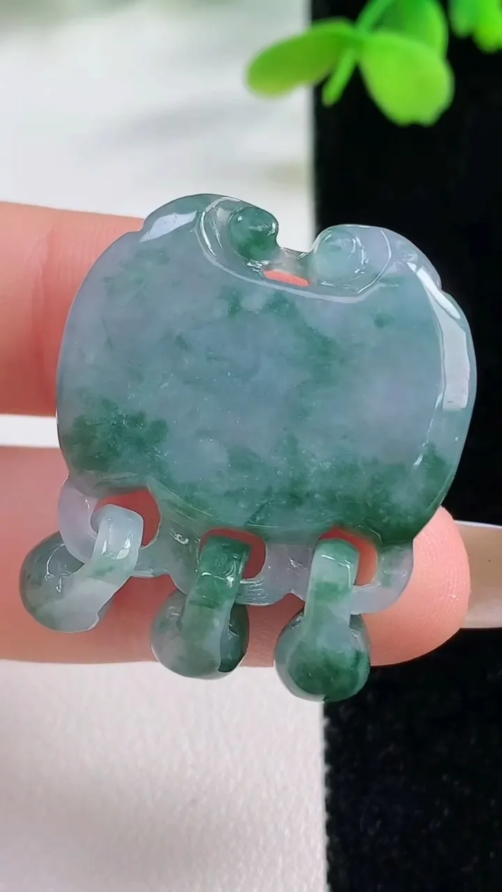 天然A货翡翠冰种飘花平安锁吊坠，尺寸32-28.4-6.1，重量:12.17g
11月2日