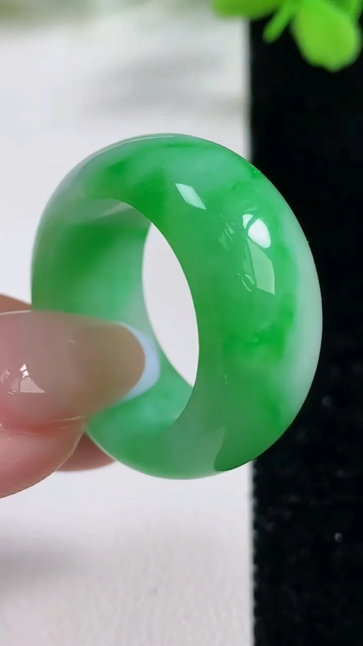 天然A货翡翠指环扳指，尺寸20.5-12-4.6，重量:13.22g2025年11月2日
工厂直销收藏佳品,种好水足，色泽均匀，有种有色，上手高大气！