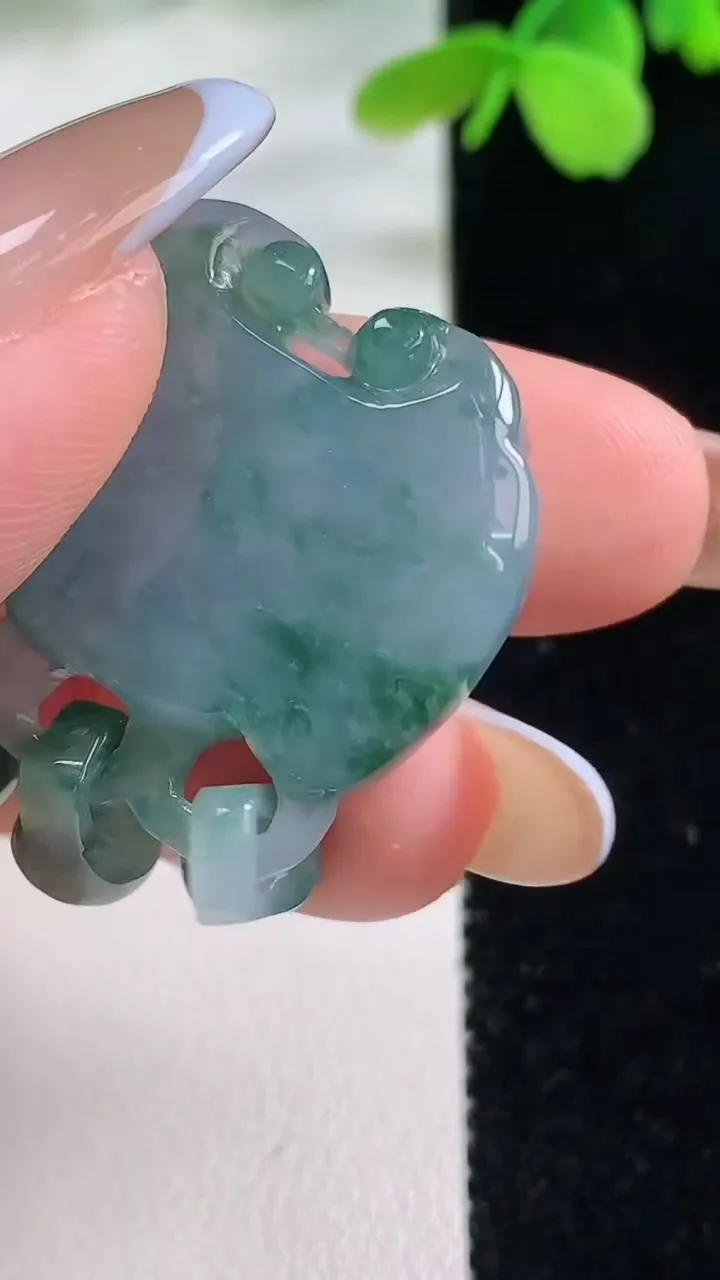 天然A货翡翠冰种飘花平安锁吊坠，尺寸32-28.4-6.1，重量:12.17g
11月2日