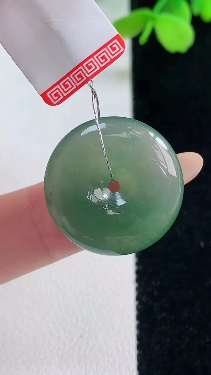 天然A货翡翠平安扣吊坠，尺寸21-5，重量:4.97g
11月2日