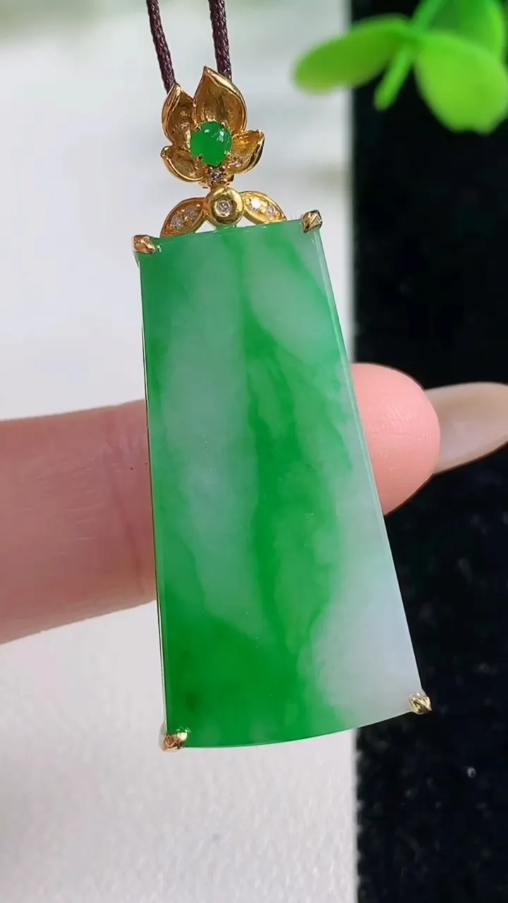 天然A货翡翠无事牌吊坠，尺寸31.7-15-5.2，重量:5.58g
11月2日