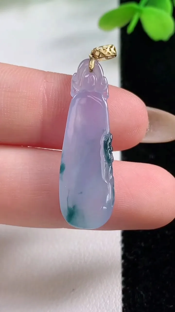 天然A货翡翠18K金紫罗兰飘花福瓜吊坠，尺寸31.5-10.3-4.3，重量:2.67g
11月2日