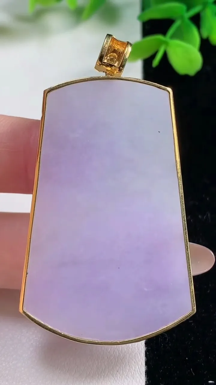 天然A货翡翠18K金紫罗兰无事牌吊坠，尺寸51.4-33.3-4.9，重量:22.00g
11月2日