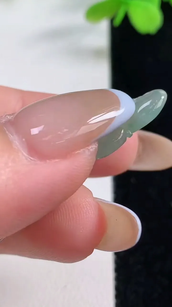 天然A货翡翠如意吊坠，尺寸48-16.8-3.6，重量:5.07g
11月2日