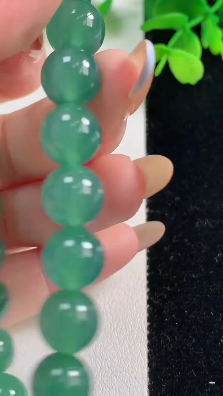天然A货翡翠圆珠手串，尺寸9.7-20颗，重量:32.86g11月2日
工厂直销收藏佳品,种好水足，色泽均匀，有种有色，上手高大气！