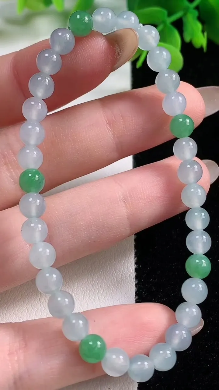 天然A货翡翠圆珠手串，尺寸5.2-34颗，重量:8.81g11月2日
工厂直销收藏佳品,种好水足，色