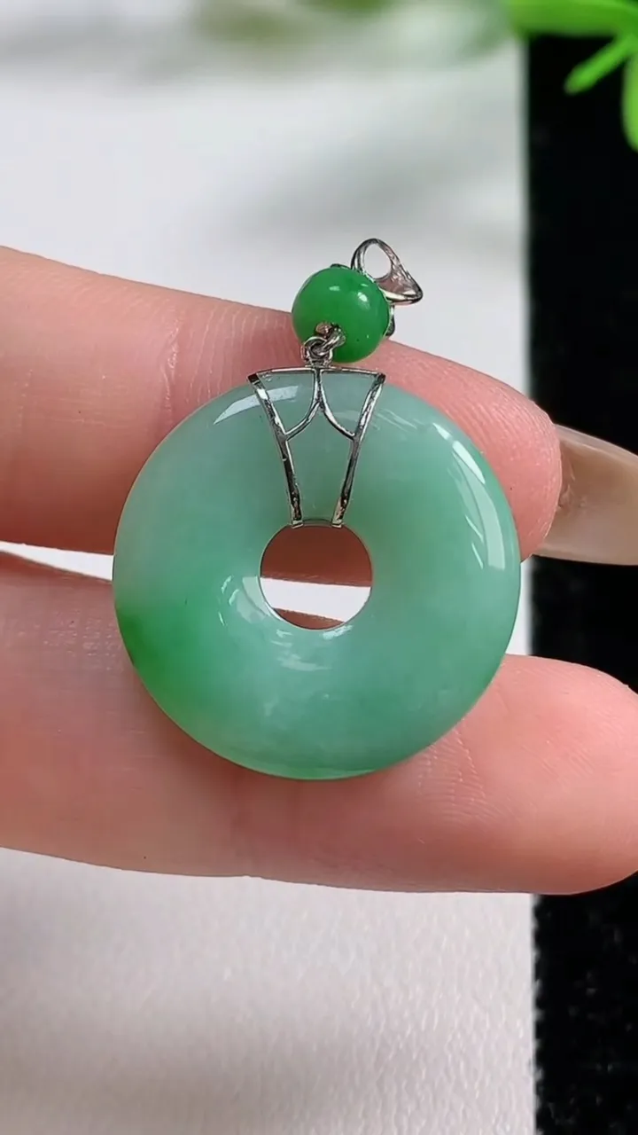 天然A货翡翠平安环吊坠，尺寸21.6-3.6，重量:4.16g
11月3日
