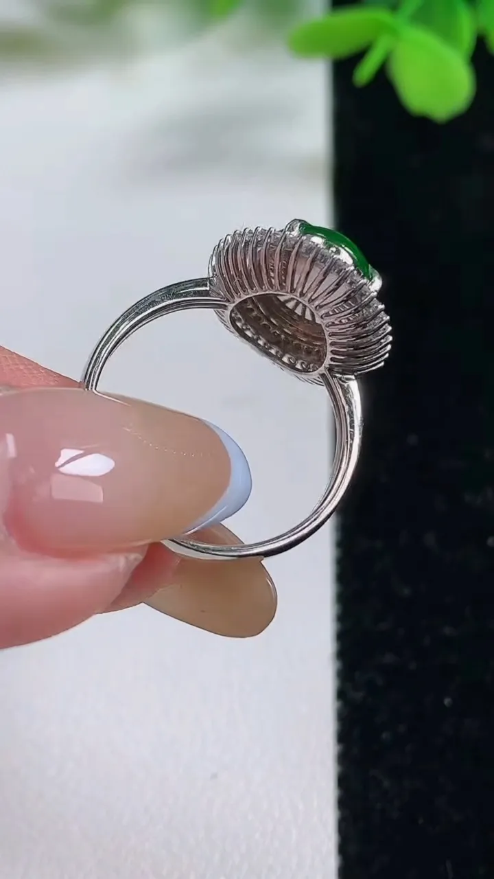 天然A货翡翠蛋面戒指，尺寸17.6-12-9.1-7.2，重量:4.04g2025年11月3日
工厂直销收藏佳品,种好水足，色泽均匀，有种有色，上手高大气！