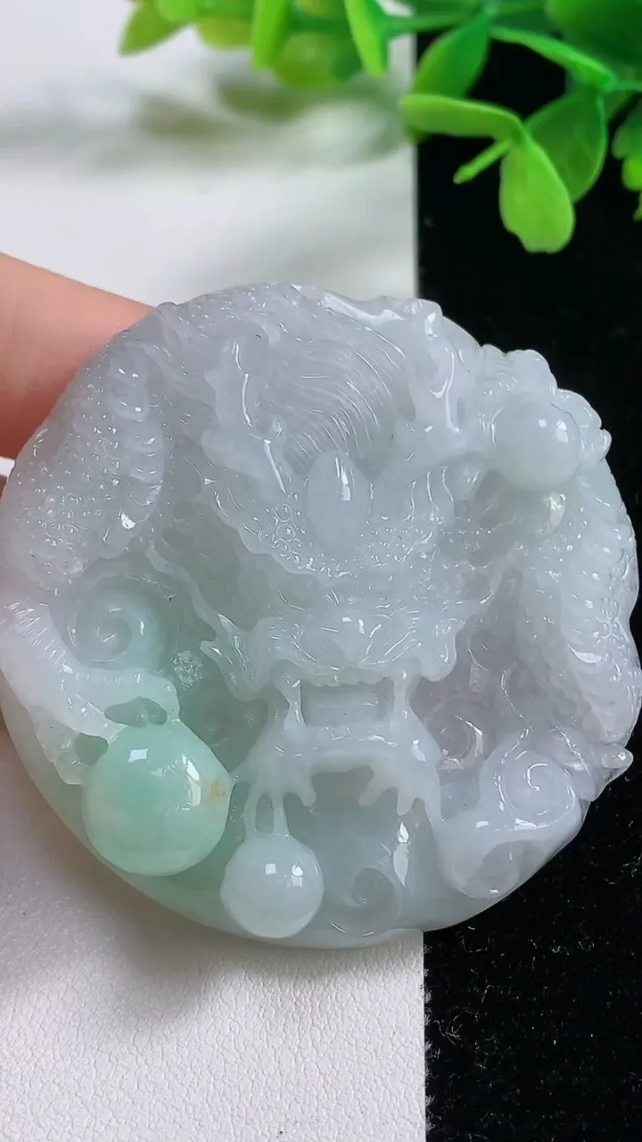 天然A货翡翠龙牌吊坠，尺寸54.6-11.2，重量:58.94g
11月3日