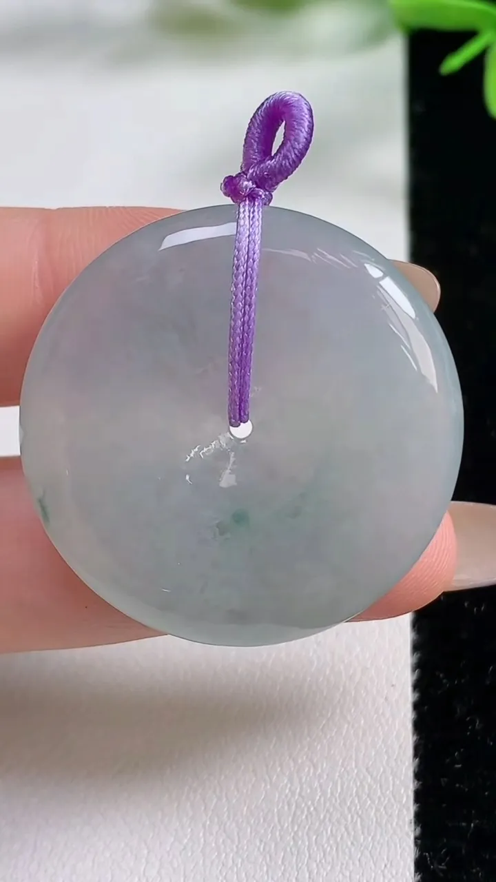 天然A货翡翠飘花平安扣吊坠，尺寸32.4-6，重量:14.35g
11月3日