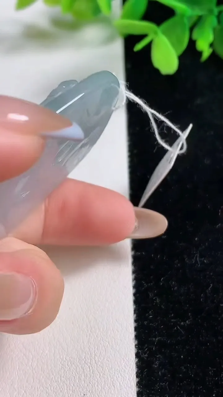 天然A货翡翠冰种飘花千手观音吊坠，尺寸61.4-43-6.1，重量:31.55g
11月3日