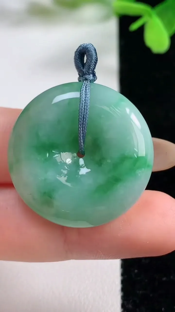 天然A货翡翠平安扣吊坠，尺寸28.2-6.7，重量:11.62g
11月3日