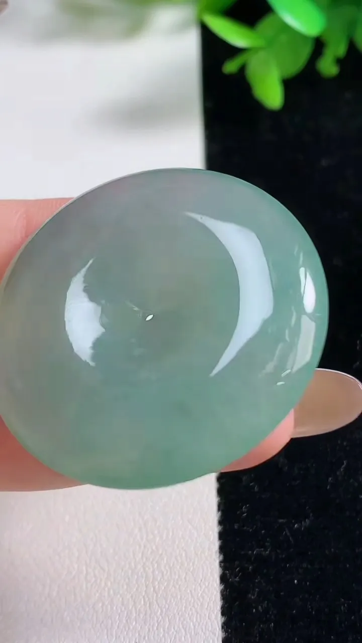 天然A货翡翠平安扣吊坠，尺寸37.8-6.7，重量:20.63g
11月3日