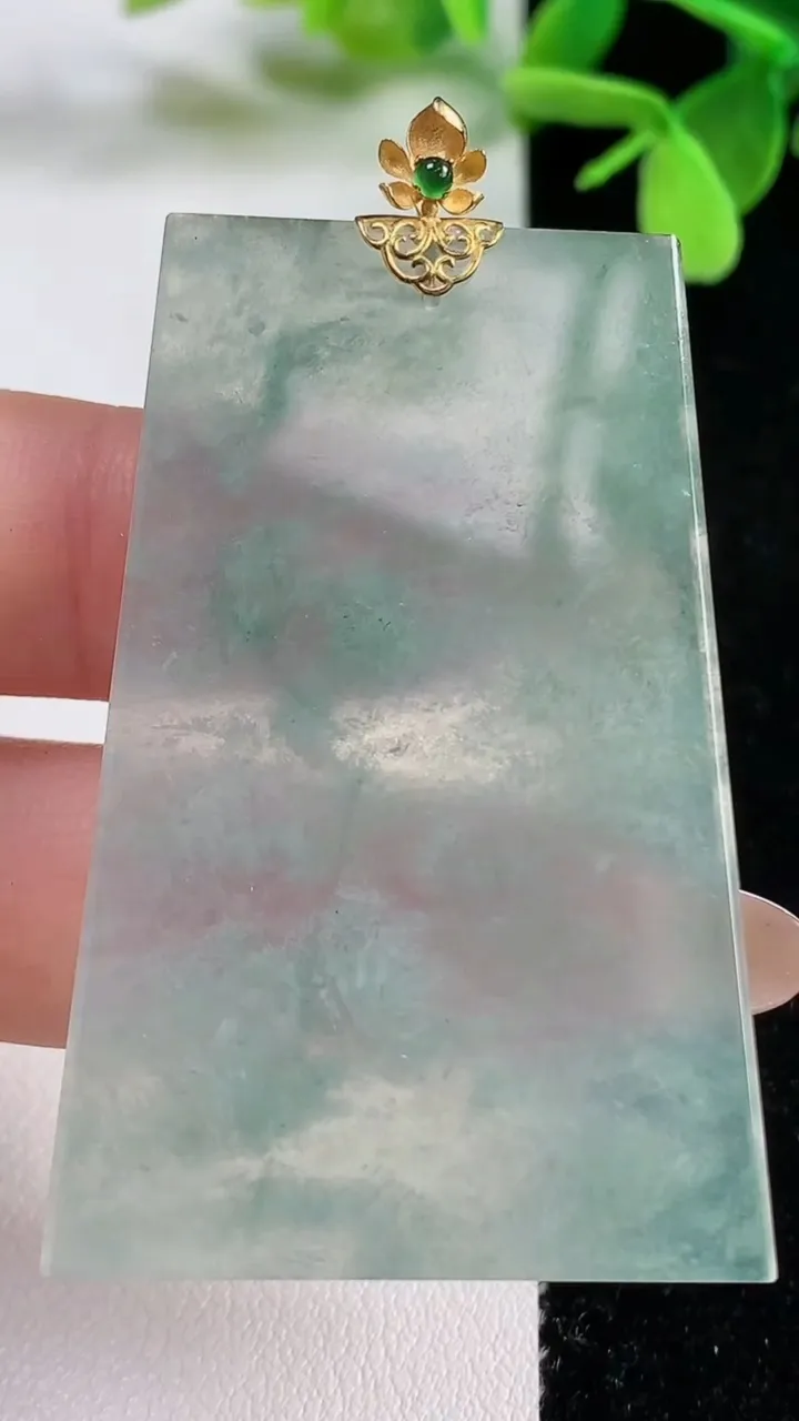 天然A货翡翠种飘花无事牌吊坠，尺寸51.6-32.7-2.7，重量:14.86g
11月3日