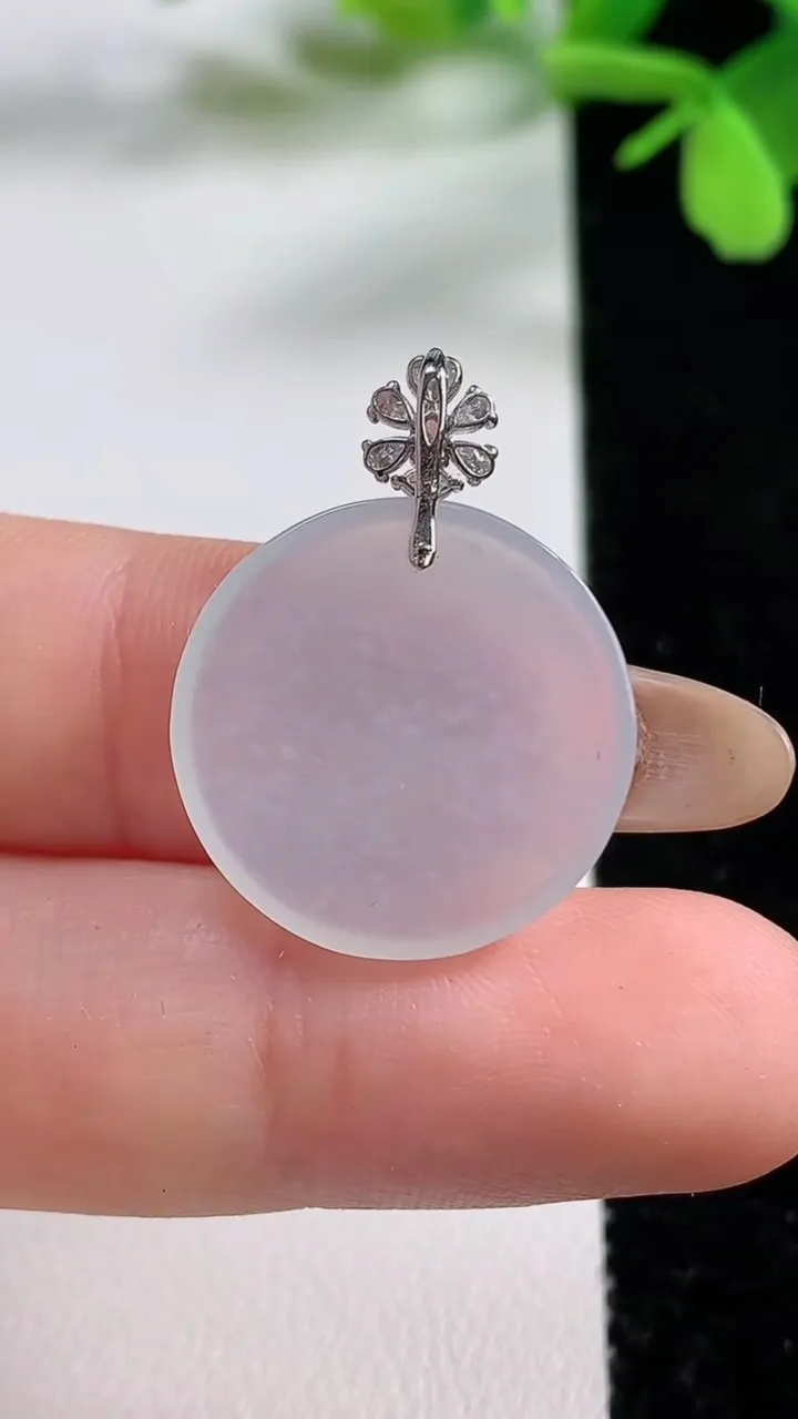 天然A货翡翠种白冰无事牌吊坠，尺寸20-2.3，重量:2.53g
11月3日