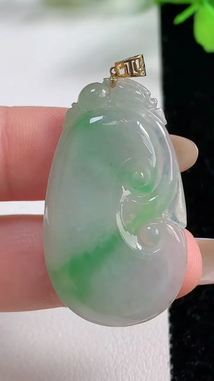 天然A货翡翠如意吊坠，尺寸38.2-22-4.6，重量:6.90g
11月3日