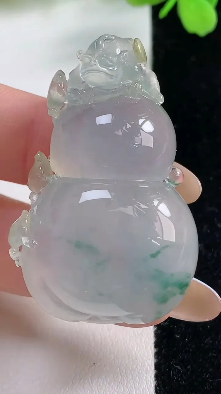 天然A货翡翠种飘花葫芦吊坠，尺寸45.7-29.2-12.6，重量:28.84g
11月3日