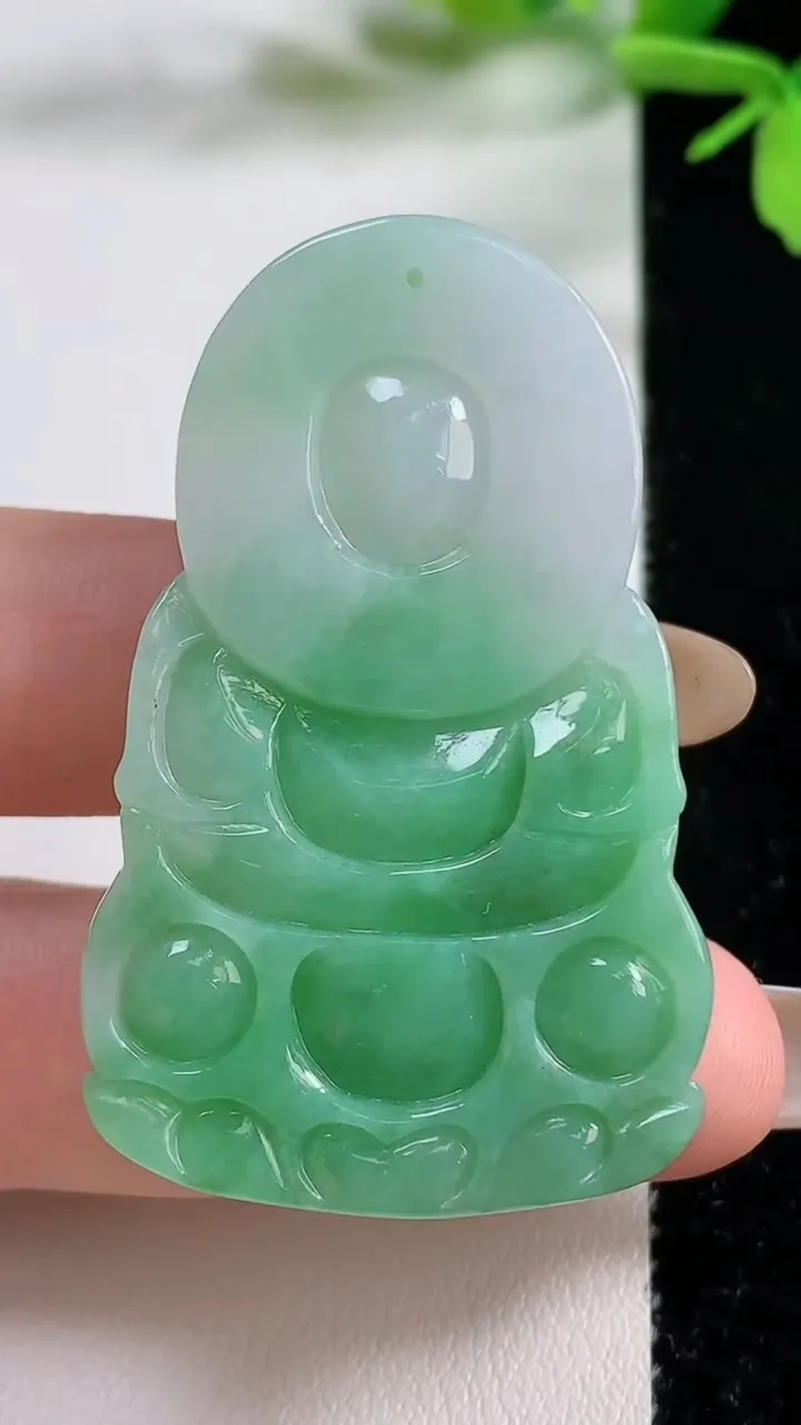 天然A货翡翠观音菩萨吊坠，尺寸48.7-30.7-6.9，重量:19.37g
11月3日