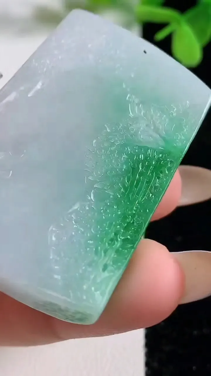 天然A货翡翠山水牌吊坠，尺寸48.7-31.7-9.3，重量:30.77g
11月3日