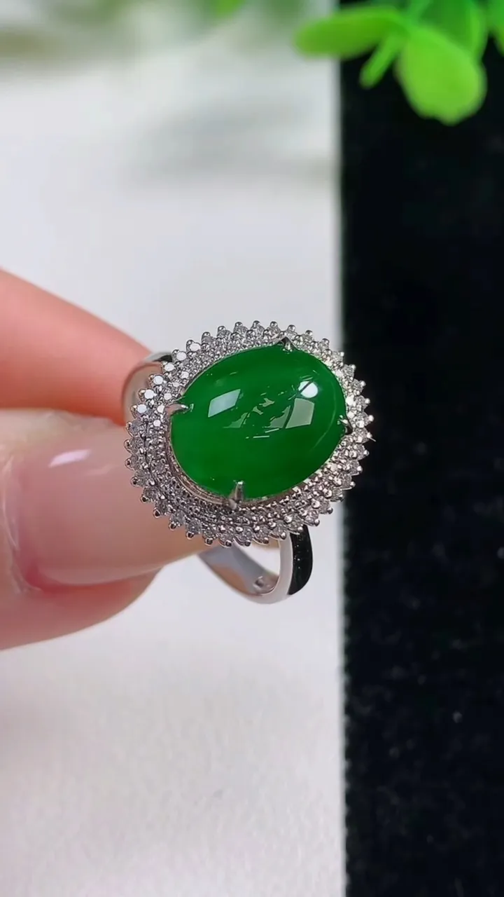 天然A货翡翠蛋面戒指，尺寸17.6-12-9.1-7.2，重量:4.04g2025年11月3日
工厂直销收藏佳品,种好水足，色泽均匀，有种有色，上手高大气！