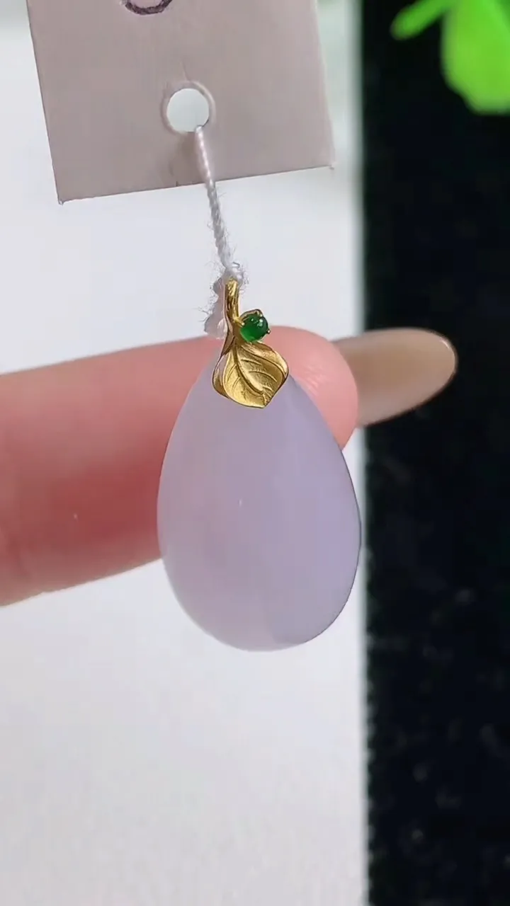 天然A货翡翠18k金紫罗兰福瓜吊坠，尺寸20.7-11.8-6.9，重量:2.95g
11月3日