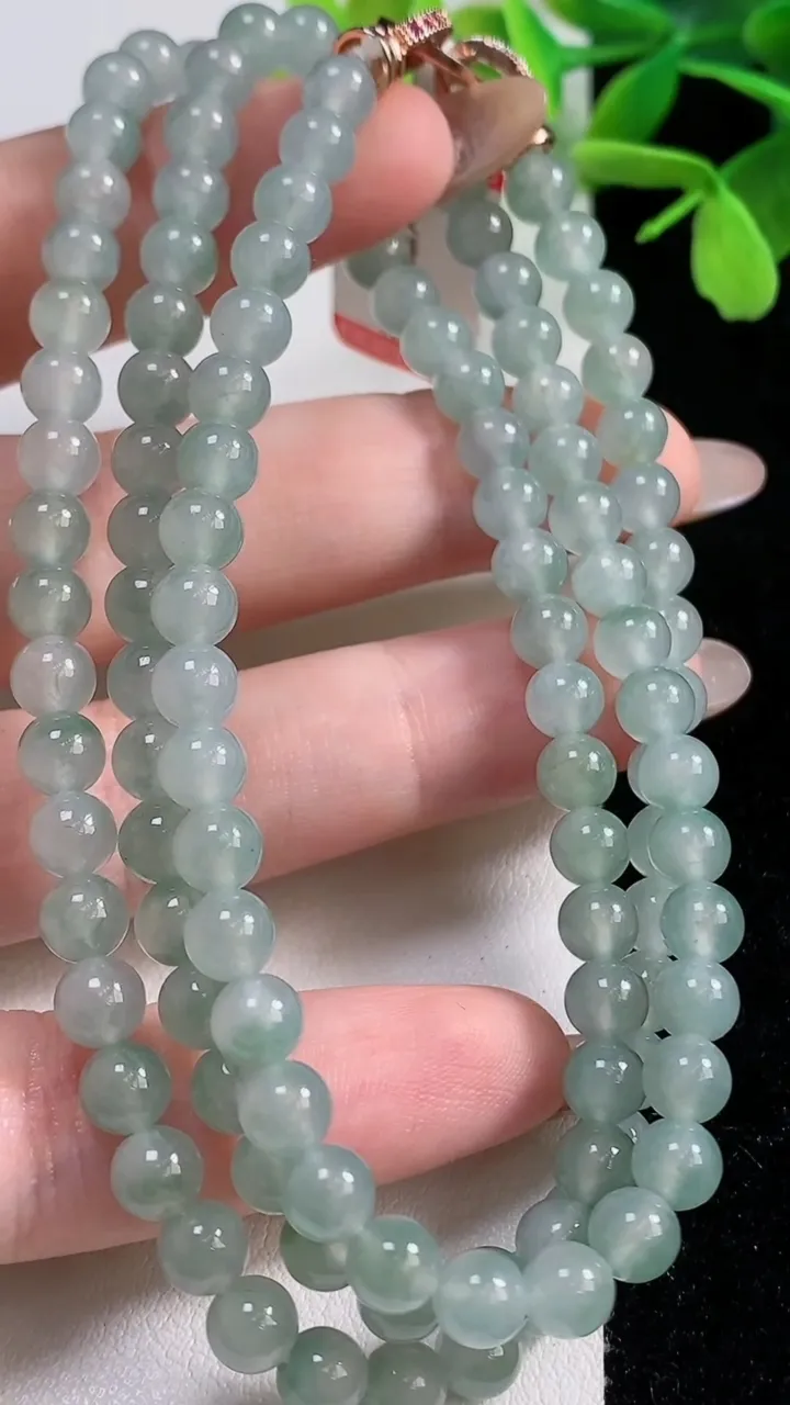 天然A货翡翠冰种飘花圆珠项链，尺寸5.4-118颗，重量:35.18g
11月3日