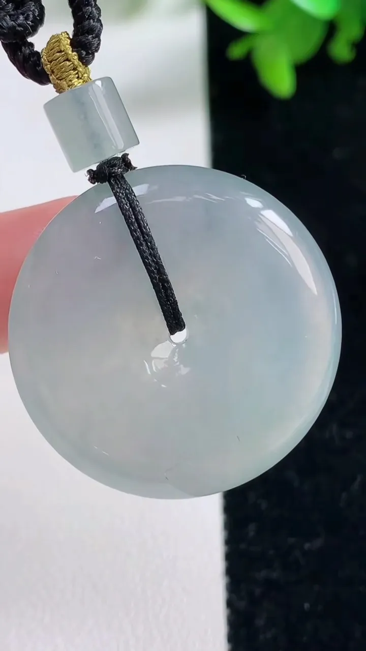 天然A货翡翠平安扣吊坠，尺寸29.8-5.9，重量:14.80g
11月3日