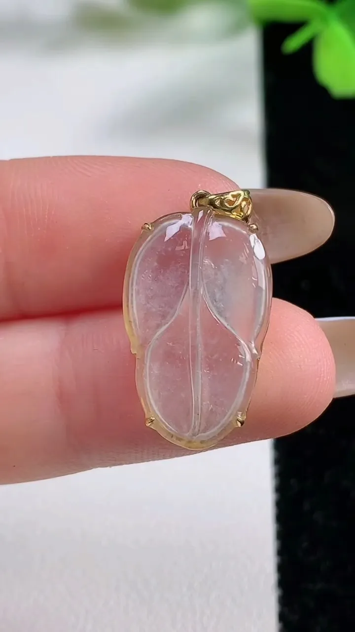 天然A货翡翠种白冰金枝玉叶  叶子吊坠，尺寸21.2-13-2.7，重量:2.31g
11月3日