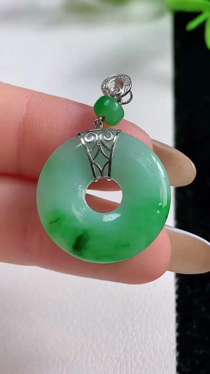 天然A货翡翠平安环吊坠，尺寸21.6-3.6，重量:4.16g
11月3日