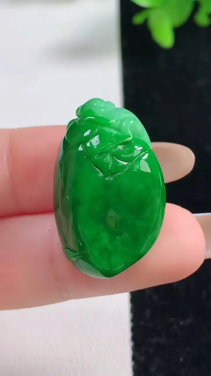 天然A货翡翠寿桃吊坠，尺寸27.3-17.4-10.6，重量:9.16g
11月3日