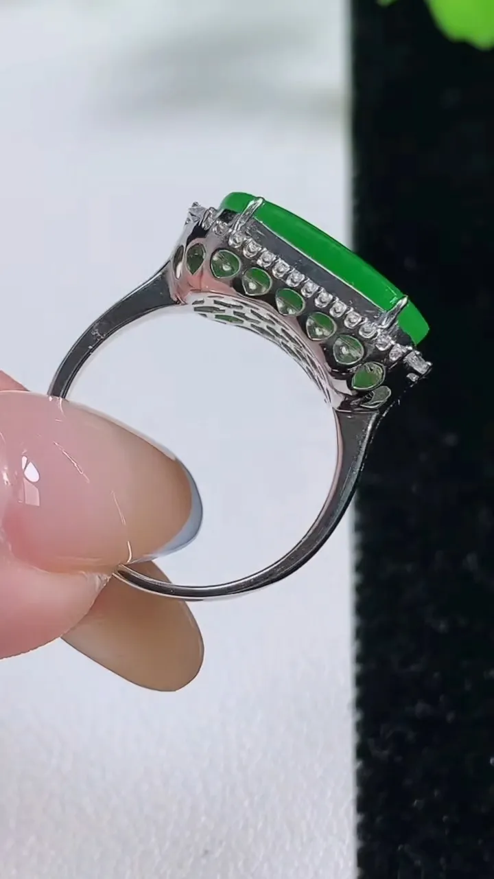 天然A货翡翠马鞍戒指，尺寸17.5-7.8-15-6.8，重量:2.91g2025年11月3日
工厂直销收藏佳品,种好水足，色泽均匀，有种有色，上手高大气！