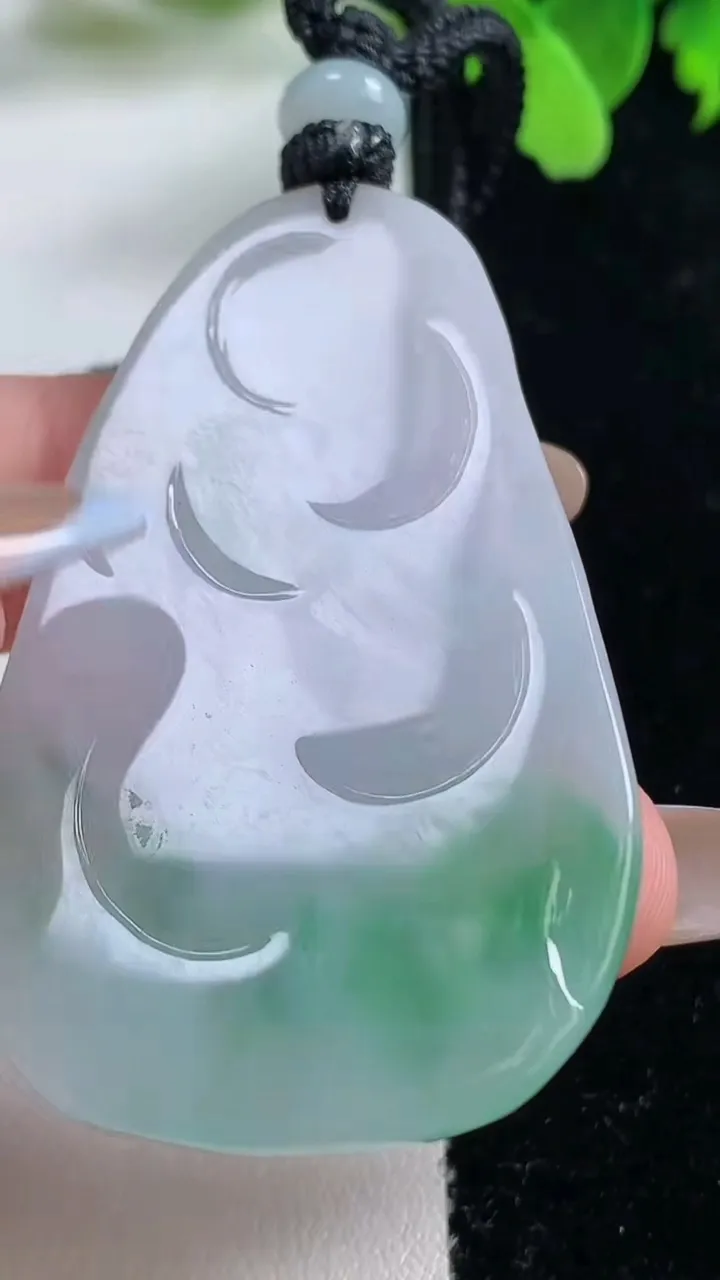 天然A货翡翠逍遥佛吊坠，尺寸52.8-33.8-5.3，重量:23.06g
11月3日