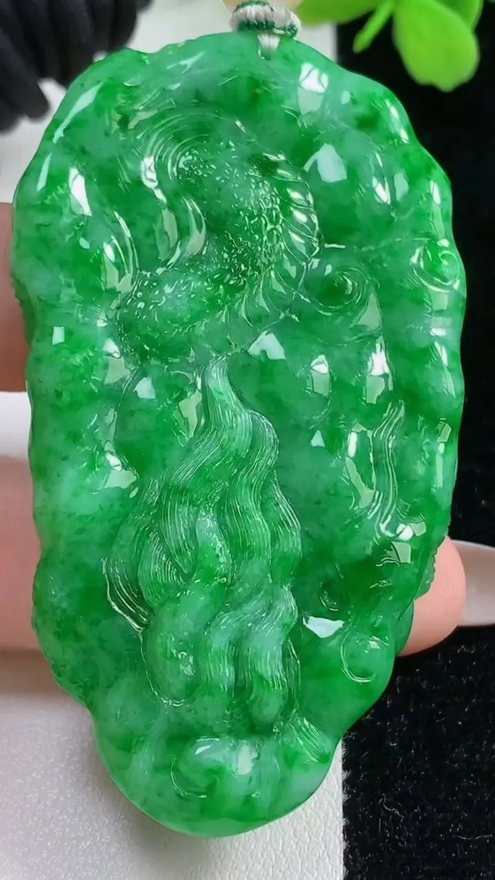 天然A货翡翠龙牌吊坠，尺寸65-38.3-10，重量:43.18g
11月3日