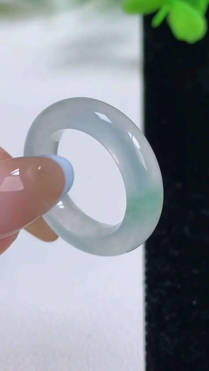 天然A货翡翠指环戒指，尺寸16.6-5.3-4.2，重量:4.60g2025年11月3日
工厂直销收藏佳品,种好水足，色泽均匀，有种有色，上手高大气！