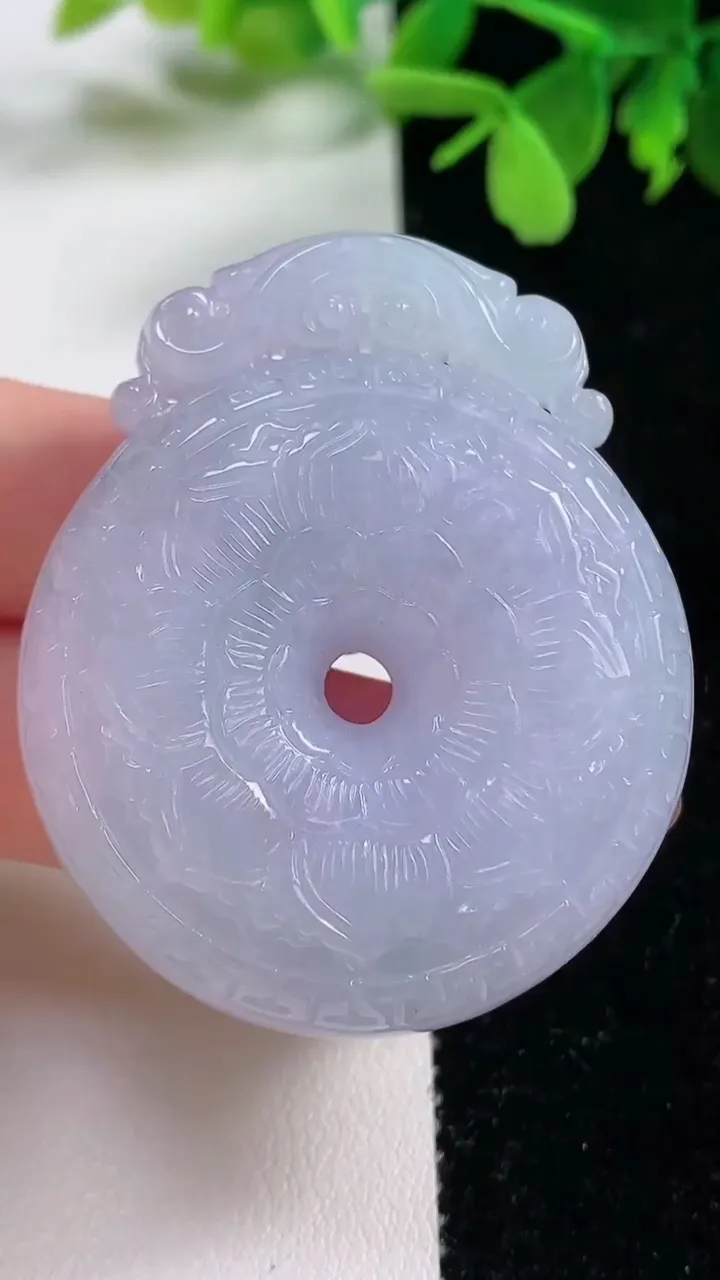 天然A货翡翠春带彩紫罗兰雕花平安扣吊坠，尺寸48.5-40.8-14.3，重量:50.95g
11月