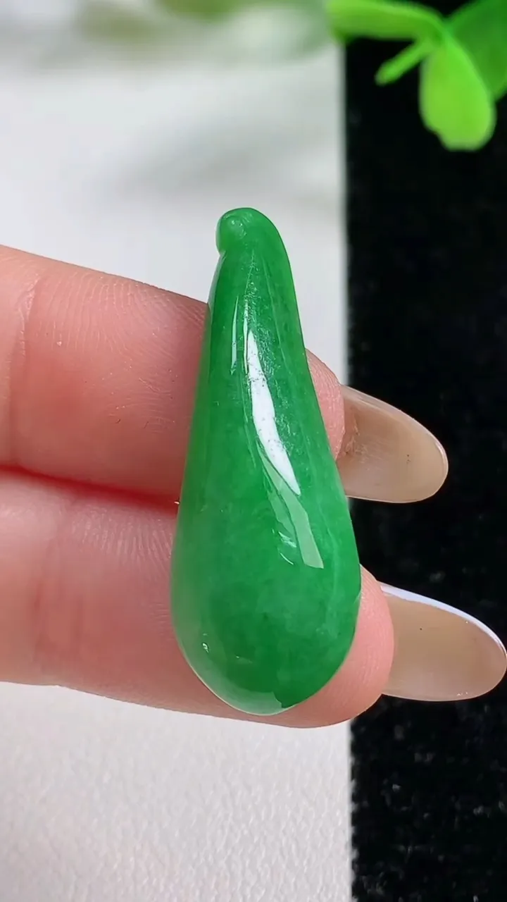 天然A货翡翠福瓜吊坠，尺寸35.3-13-5.2，重量:3.62g
11月3日