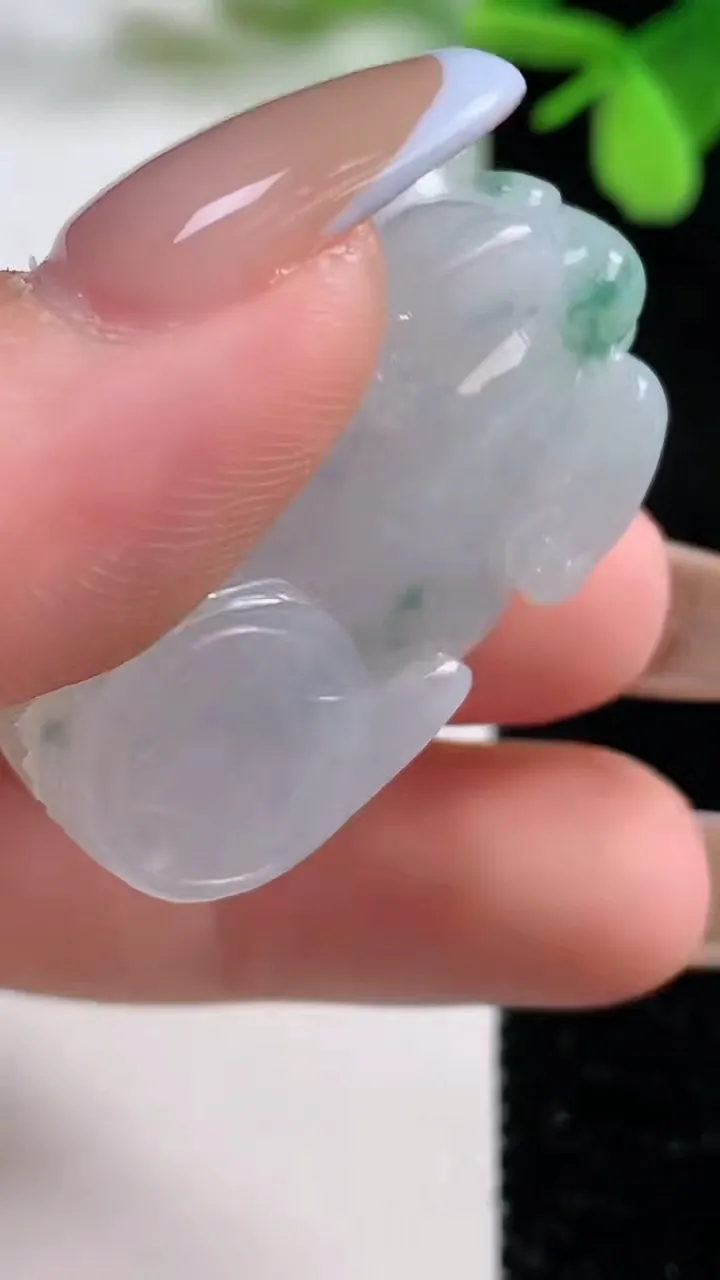 天然A货翡翠冰种飘花貔貅吊坠，尺寸35.2-18-11.6，重量:17.22g
11月3日